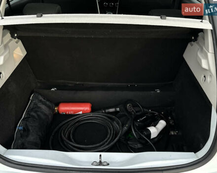 Белый Рено Зое, объемом двигателя 0 л и пробегом 106 тыс. км за 11400 $, фото 23 на Automoto.ua