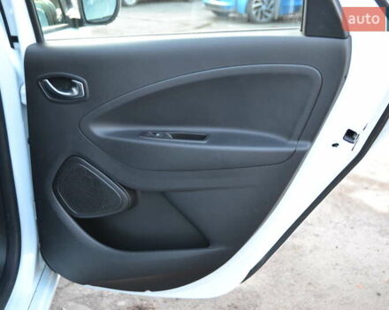 Белый Рено Зое, объемом двигателя 0 л и пробегом 50 тыс. км за 13999 $, фото 21 на Automoto.ua