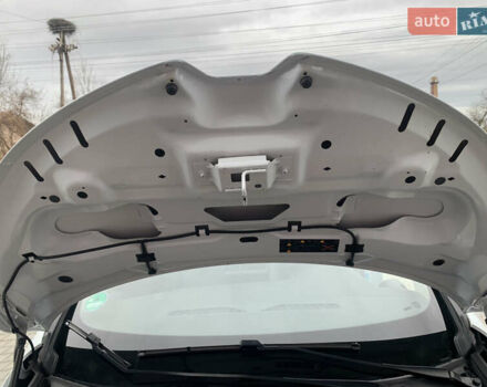 Белый Рено Зое, объемом двигателя 0 л и пробегом 82 тыс. км за 13800 $, фото 20 на Automoto.ua