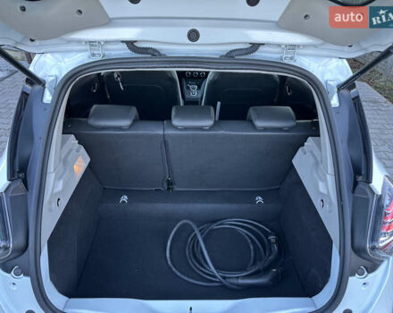 Белый Рено Зое, объемом двигателя 0 л и пробегом 81 тыс. км за 14200 $, фото 22 на Automoto.ua