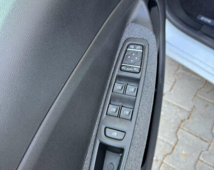 Белый Рено Зое, объемом двигателя 0 л и пробегом 33 тыс. км за 13800 $, фото 12 на Automoto.ua