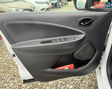 Белый Рено Зое, объемом двигателя 0 л и пробегом 74 тыс. км за 12300 $, фото 16 на Automoto.ua