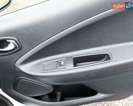 Белый Рено Зое, объемом двигателя 0 л и пробегом 73 тыс. км за 11100 $, фото 10 на Automoto.ua