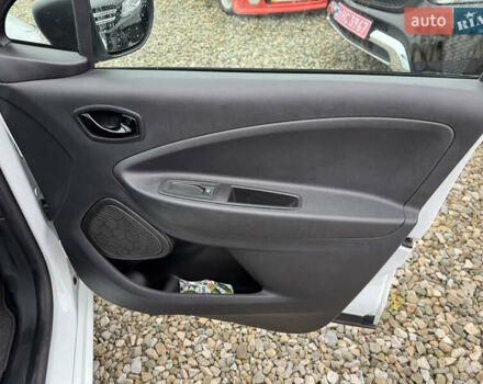 Белый Рено Зое, объемом двигателя 0 л и пробегом 74 тыс. км за 12300 $, фото 24 на Automoto.ua