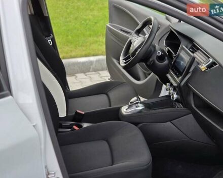 Белый Рено Зое, объемом двигателя 0 л и пробегом 150 тыс. км за 11800 $, фото 15 на Automoto.ua