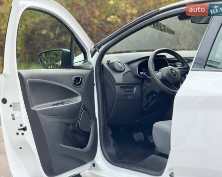 Белый Рено Зое, объемом двигателя 0 л и пробегом 100 тыс. км за 11890 $, фото 3 на Automoto.ua
