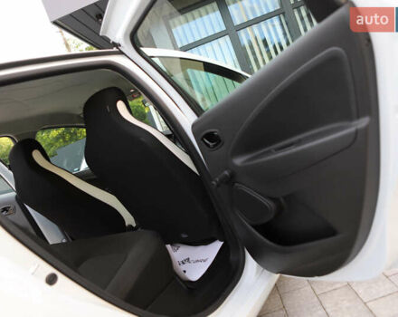 Белый Рено Зое, объемом двигателя 0 л и пробегом 19 тыс. км за 14400 $, фото 84 на Automoto.ua