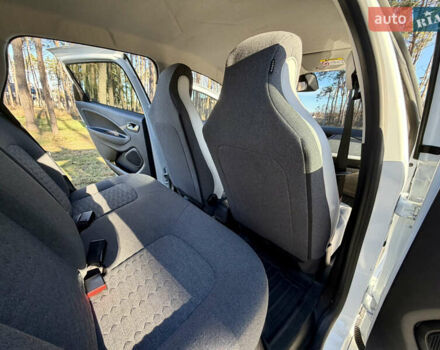 Белый Рено Зое, объемом двигателя 0 л и пробегом 40 тыс. км за 14200 $, фото 24 на Automoto.ua