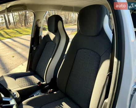 Белый Рено Зое, объемом двигателя 0 л и пробегом 40 тыс. км за 14200 $, фото 19 на Automoto.ua