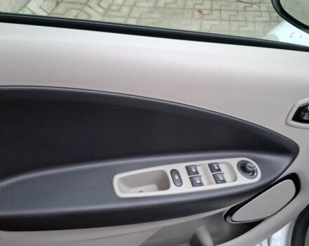 Білий Рено Зое, об'ємом двигуна 1 л та пробігом 61 тис. км за 6600 $, фото 7 на Automoto.ua