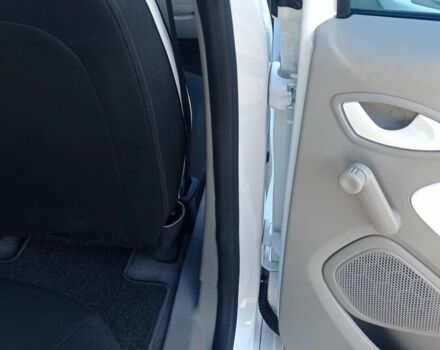 Белый Рено Зое, объемом двигателя 0 л и пробегом 76 тыс. км за 8300 $, фото 21 на Automoto.ua