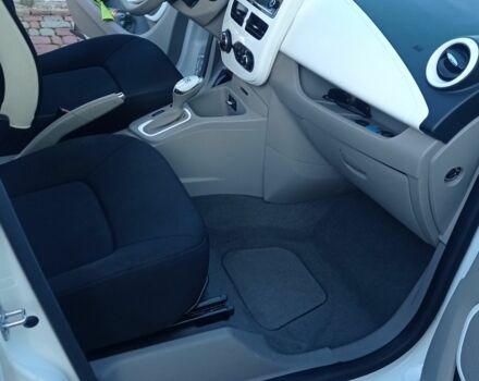 Белый Рено Зое, объемом двигателя 0 л и пробегом 76 тыс. км за 8300 $, фото 23 на Automoto.ua