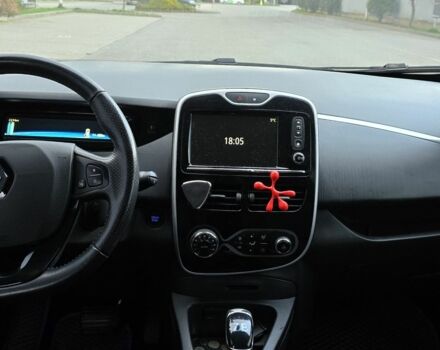Белый Рено Зое, объемом двигателя 0 л и пробегом 92 тыс. км за 9200 $, фото 13 на Automoto.ua