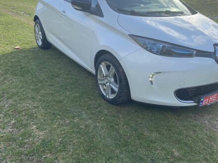 Белый Рено Зое, объемом двигателя 0 л и пробегом 97 тыс. км за 8999 $, фото 1 на Automoto.ua