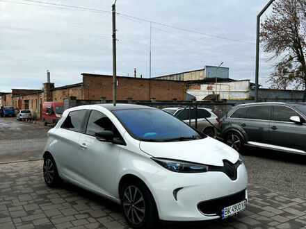 Белый Рено Зое, объемом двигателя 0 л и пробегом 100 тыс. км за 8700 $, фото 1 на Automoto.ua