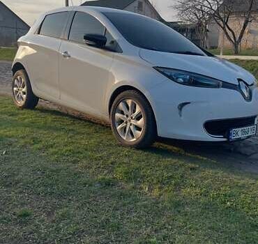 Белый Рено Зое, объемом двигателя 0 л и пробегом 151 тыс. км за 8950 $, фото 1 на Automoto.ua