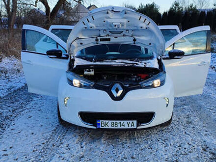 Белый Рено Зое, объемом двигателя 0 л и пробегом 66 тыс. км за 10200 $, фото 1 на Automoto.ua