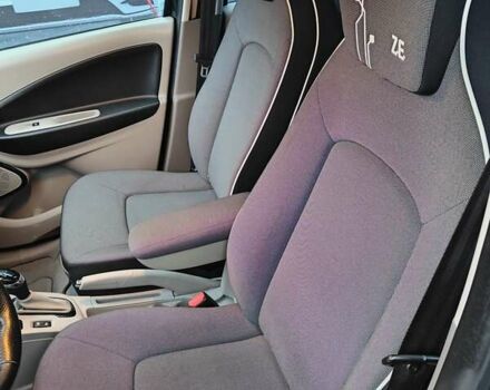 Черный Рено Зое, объемом двигателя 0 л и пробегом 86 тыс. км за 7100 $, фото 12 на Automoto.ua