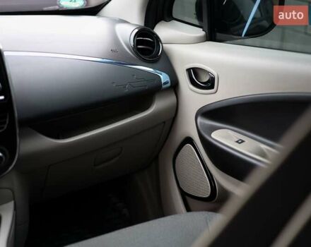 Черный Рено Зое, объемом двигателя 0 л и пробегом 110 тыс. км за 6800 $, фото 24 на Automoto.ua