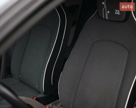 Черный Рено Зое, объемом двигателя 0 л и пробегом 110 тыс. км за 6800 $, фото 18 на Automoto.ua