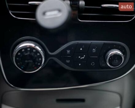 Черный Рено Зое, объемом двигателя 0 л и пробегом 110 тыс. км за 6800 $, фото 25 на Automoto.ua