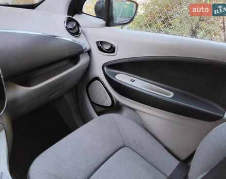 Черный Рено Зое, объемом двигателя 0 л и пробегом 97 тыс. км за 6500 $, фото 5 на Automoto.ua