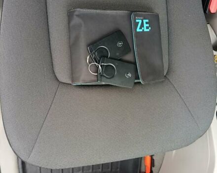 Черный Рено Зое, объемом двигателя 0 л и пробегом 96 тыс. км за 6500 $, фото 15 на Automoto.ua