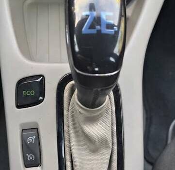 Черный Рено Зое, объемом двигателя 0 л и пробегом 64 тыс. км за 7350 $, фото 23 на Automoto.ua