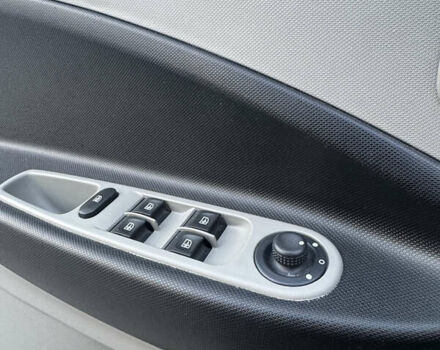 Черный Рено Зое, объемом двигателя 0 л и пробегом 90 тыс. км за 7700 $, фото 13 на Automoto.ua