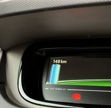 Черный Рено Зое, объемом двигателя 0 л и пробегом 96 тыс. км за 6350 $, фото 10 на Automoto.ua