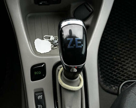 Черный Рено Зое, объемом двигателя 0 л и пробегом 74 тыс. км за 6900 $, фото 9 на Automoto.ua