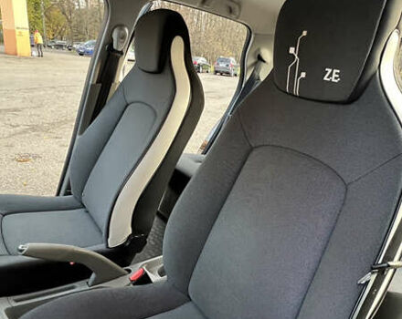 Черный Рено Зое, объемом двигателя 0 л и пробегом 153 тыс. км за 6500 $, фото 19 на Automoto.ua