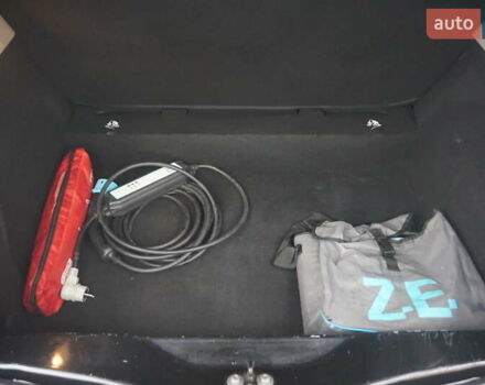 Черный Рено Зое, объемом двигателя 0 л и пробегом 101 тыс. км за 7222 $, фото 48 на Automoto.ua