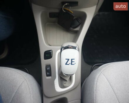 Черный Рено Зое, объемом двигателя 0 л и пробегом 45 тыс. км за 7555 $, фото 35 на Automoto.ua