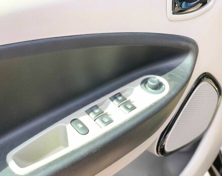 Черный Рено Зое, объемом двигателя 0 л и пробегом 125 тыс. км за 6540 $, фото 19 на Automoto.ua