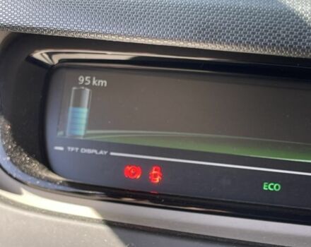 Черный Рено Зое, объемом двигателя 0 л и пробегом 96 тыс. км за 7250 $, фото 10 на Automoto.ua