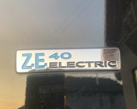 Черный Рено Зое, объемом двигателя 0 л и пробегом 165 тыс. км за 9500 $, фото 3 на Automoto.ua