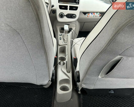 Черный Рено Зое, объемом двигателя 0 л и пробегом 51 тыс. км за 10400 $, фото 20 на Automoto.ua