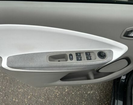 Черный Рено Зое, объемом двигателя 0 л и пробегом 51 тыс. км за 10400 $, фото 16 на Automoto.ua