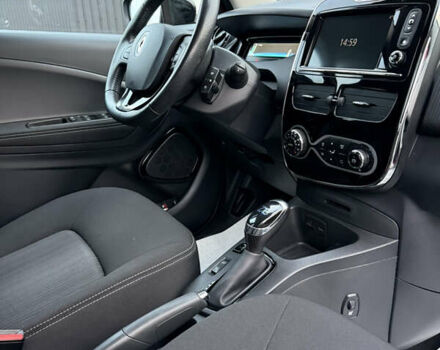 Красный Рено Зое, объемом двигателя 0 л и пробегом 120 тыс. км за 9499 $, фото 22 на Automoto.ua