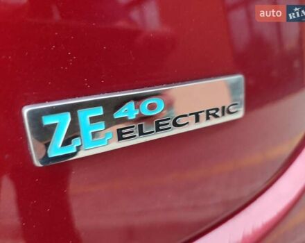 Красный Рено Зое, объемом двигателя 0 л и пробегом 120 тыс. км за 8899 $, фото 15 на Automoto.ua