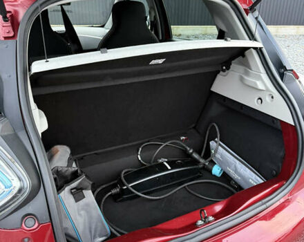 Красный Рено Зое, объемом двигателя 0 л и пробегом 120 тыс. км за 9499 $, фото 31 на Automoto.ua