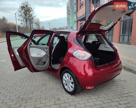 Красный Рено Зое, объемом двигателя 0 л и пробегом 120 тыс. км за 8899 $, фото 33 на Automoto.ua