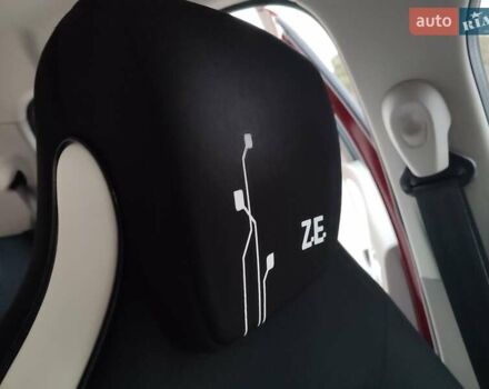 Красный Рено Зое, объемом двигателя 0 л и пробегом 120 тыс. км за 8899 $, фото 43 на Automoto.ua