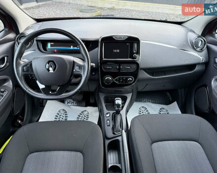 Красный Рено Зое, объемом двигателя 0 л и пробегом 120 тыс. км за 9499 $, фото 17 на Automoto.ua