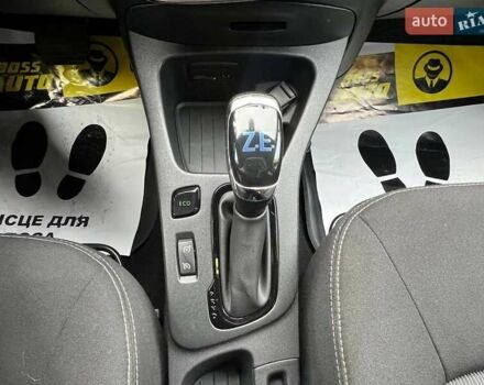 Червоний Рено Зое, об'ємом двигуна 0 л та пробігом 106 тис. км за 11500 $, фото 13 на Automoto.ua