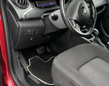 Красный Рено Зое, объемом двигателя 0 л и пробегом 152 тыс. км за 9500 $, фото 6 на Automoto.ua