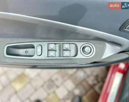 Красный Рено Зое, объемом двигателя 0 л и пробегом 98 тыс. км за 10399 $, фото 22 на Automoto.ua