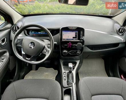 Красный Рено Зое, объемом двигателя 0 л и пробегом 98 тыс. км за 10399 $, фото 32 на Automoto.ua