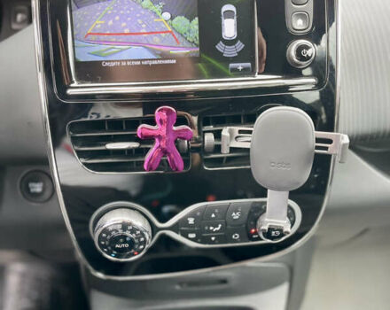 Красный Рено Зое, объемом двигателя 0 л и пробегом 98 тыс. км за 10399 $, фото 31 на Automoto.ua